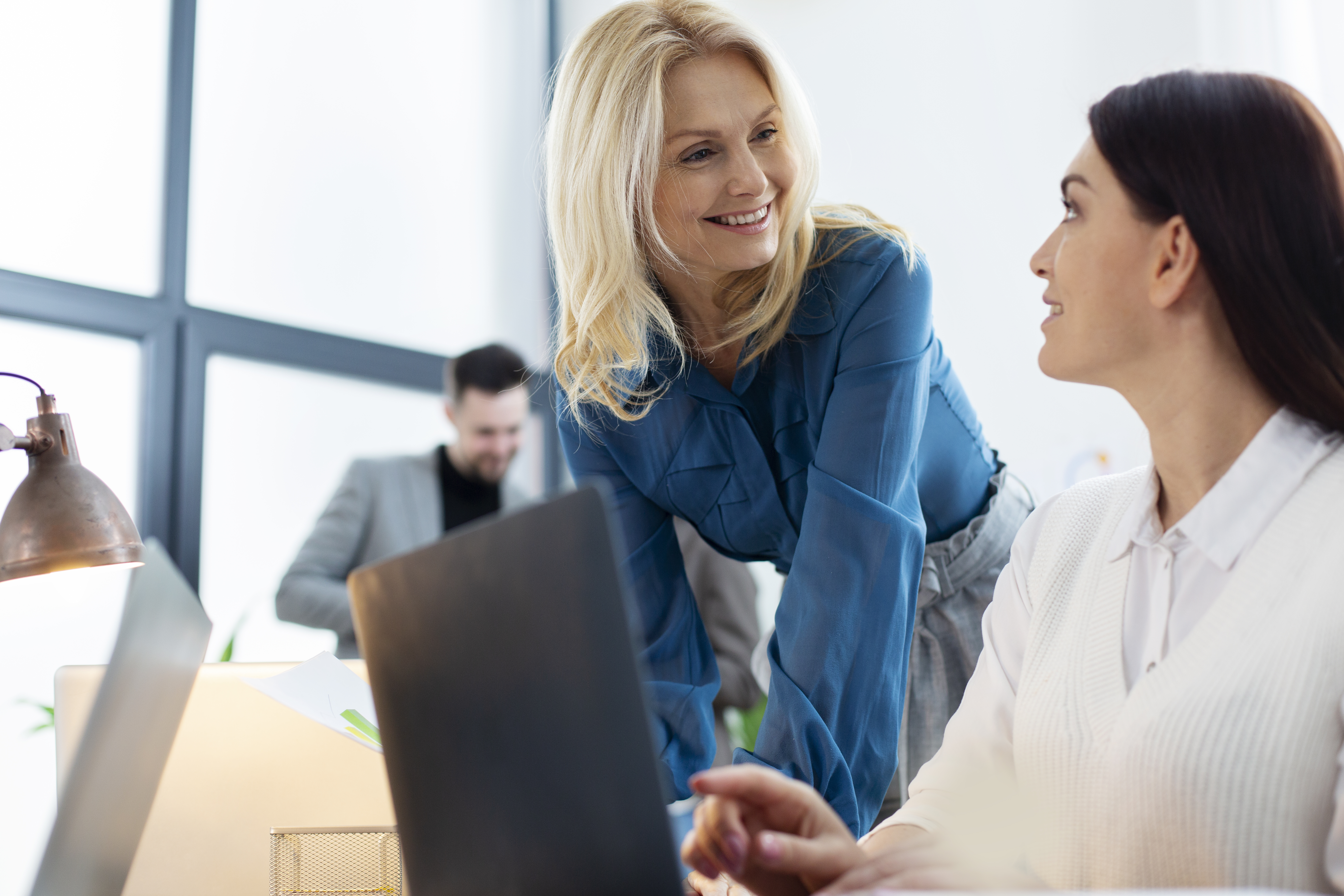 medium-shot-women-chatting-work